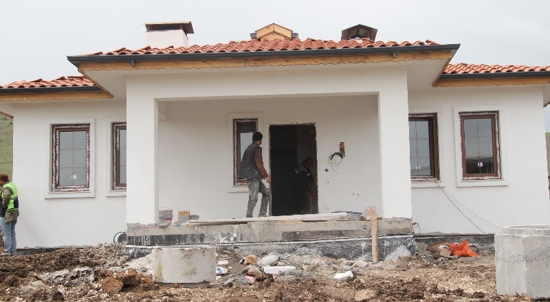 Deprem bölgesinde yapılan köy evlerinin ilk etabı bayramda teslim ediliyor