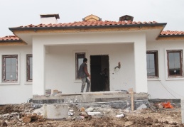 Deprem bölgesinde yapılan köy evlerinin ilk etabı bayramda teslim ediliyor