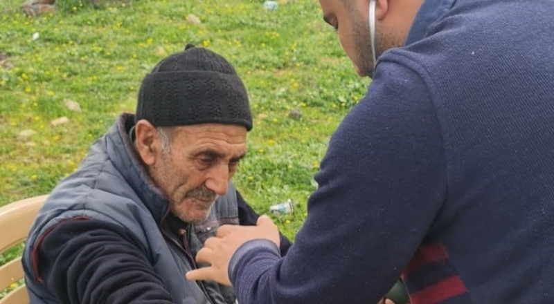 Deprem bölgesindeki çadır kentleri, köyleri ev ev gezip sağlık taraması yapıyorlar
