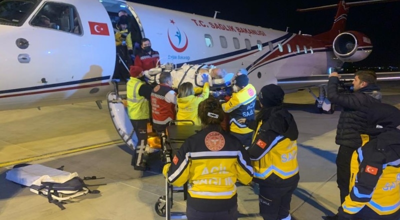 Deprem bölgesinden diğer illere hava ambulans köprüsü kuruldu