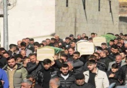 Deprem enkazında can veren mimar ve ailesi Cizre'de yan yana defnedildi
