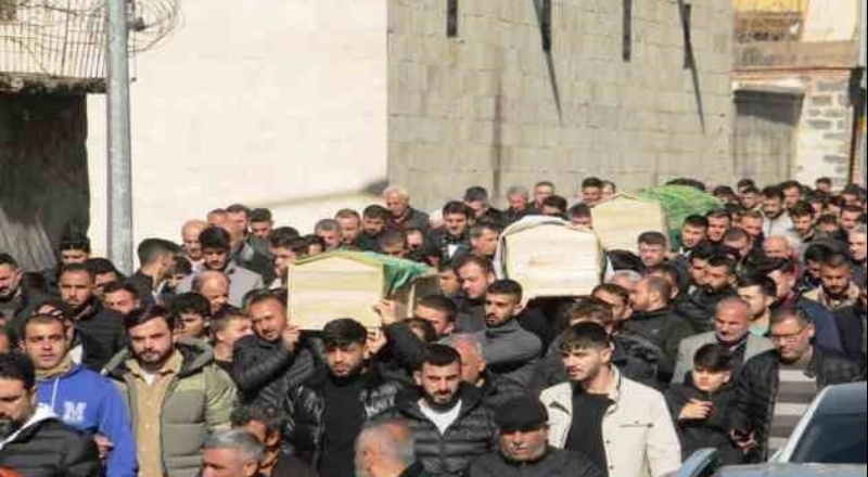 Deprem enkazında can veren mimar ve ailesi Cizre'de yan yana defnedildi