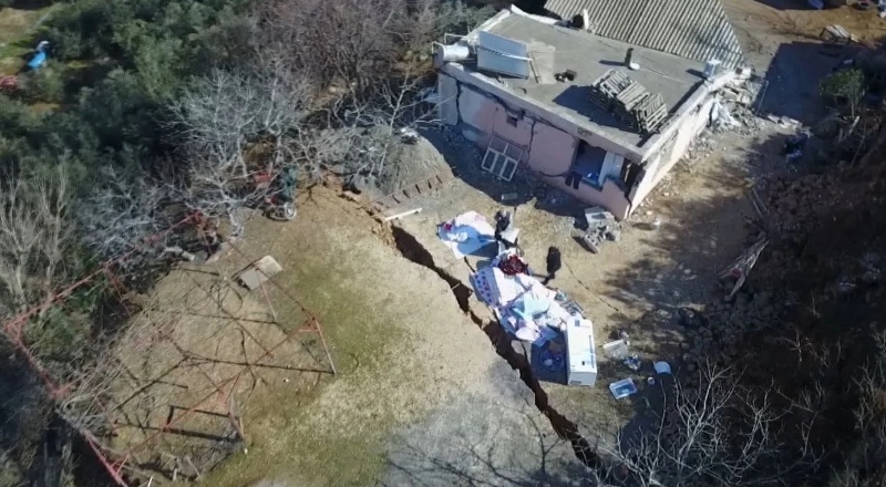 Deprem, köyü ortadan ikiye böldü: 'Kıyamet kopuyor sandık'