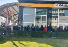 Deprem Kredi Kredisine başvurmak isteyenler banka önünde uzun kuyruklar oluşturdu