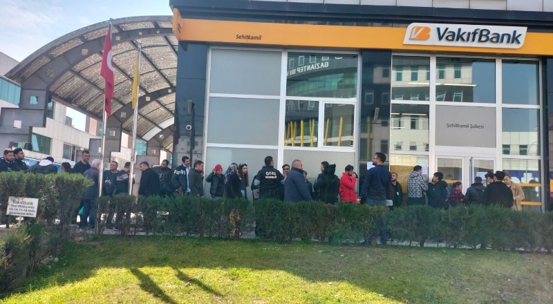 Deprem Kredi Kredisine başvurmak isteyenler banka önünde uzun kuyruklar oluşturdu