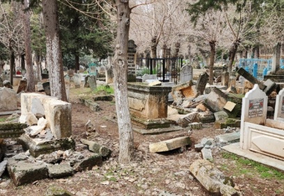 Deprem mezarlıkları da vurdu, onlarca kabir tahrip oldu