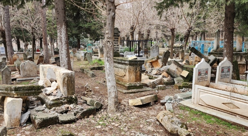 Deprem mezarlıkları da vurdu, onlarca kabir tahrip oldu