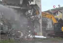 Deprem riski taşıyan 4 bina daha yıkıldı