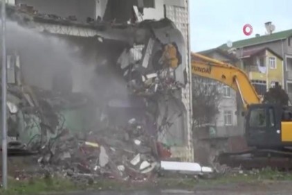Deprem riski taşıyan 4 bina daha yıkıldı