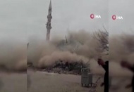 Depremde ağır hasar alan cami böyle çöktü