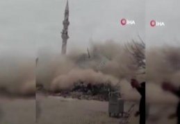 Depremde ağır hasar alan cami böyle çöktü