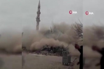 Depremde ağır hasar alan cami böyle çöktü