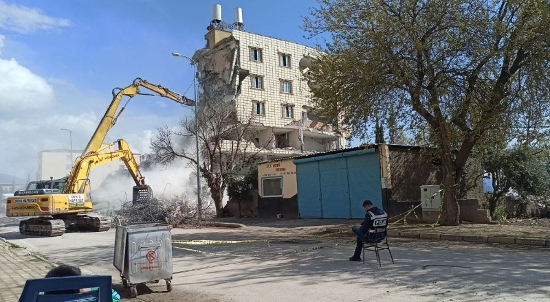 Depremde hasar gören binaların yıkımı sürüyor