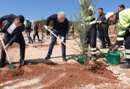 Depremde hayatını kaybedenler adına dikilen fidanlara can suyu verildi
