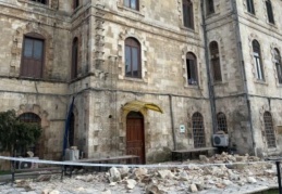 Depremde, tarihi Amerikan Hastanesi'nin bacaları yıkıldı