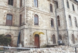 Depremde, tarihi Amerikan Hastanesi'nin bacaları yıkıldı