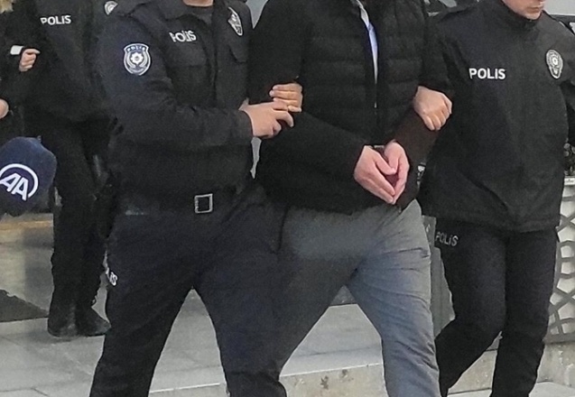 Depremde yıkılan binaların 3 müteahhidi daha tutuklandı