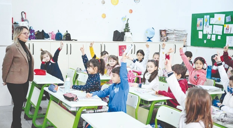 Depremin ardından 71 ilde ikinci dönemin ilk zili çaldı