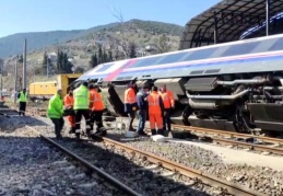Depremin devirdiği trenler kaldırılıyor