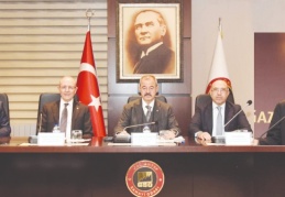 Depremin yaşandığı bölgemizdeki sanayicilerimize sahip çıkmamız gerekiyor