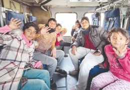 Depremzede çocuğun helikoptere binme isteğini yerine getirdi