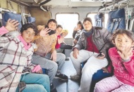 Depremzede çocuğun helikoptere binme isteğini yerine getirdi