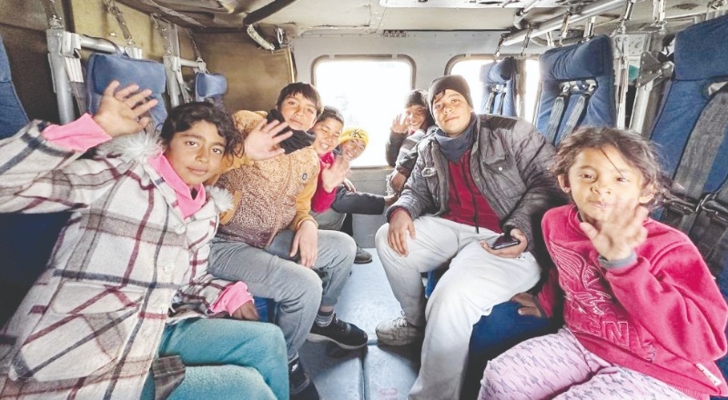 Depremzede çocuğun helikoptere binme isteğini yerine getirdi