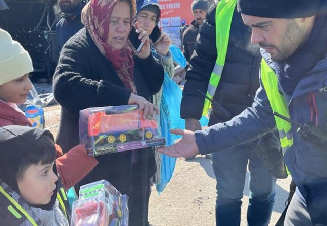 Depremzede çocuklar için oyuncak dolusu araçlar afet bölgesinde