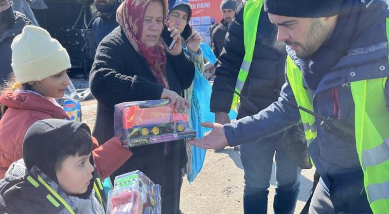 Depremzede çocuklar için oyuncak dolusu araçlar afet bölgesinde