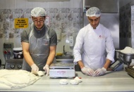 Depremzede çölyak hastalarına 12 bin ekmek dağıttı