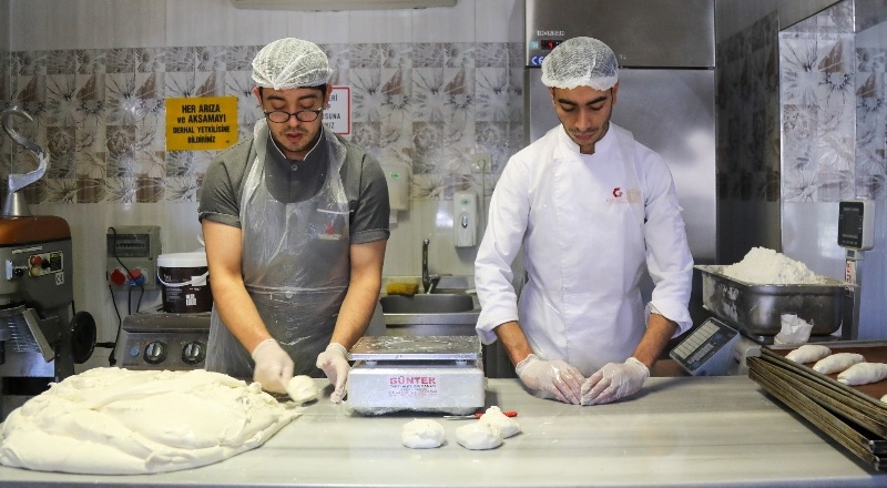 Depremzede çölyak hastalarına 12 bin ekmek dağıttı
