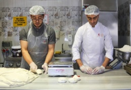 Depremzede çölyak hastalarına 12 bin ekmek dağıttı