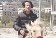 Depremzede genç, market alışverişine at ile gidiyor