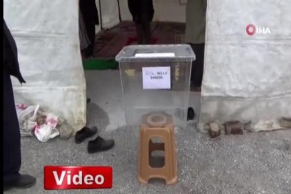 Depremzedeler oylarını çadırda kullanacak