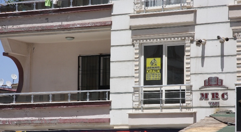 Depremzedelere bir darbe de vicdansız ev sahipleri vuruyor