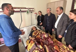 Depremzedeleri hastanede ziyaret etti