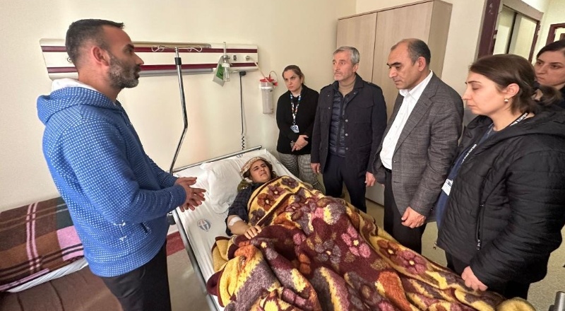 Depremzedeleri hastanede ziyaret etti