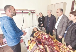 Depremzedeleri hastanede ziyaret etti