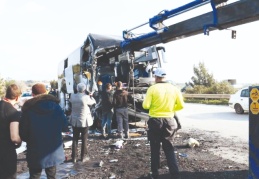Depremzedeleri taşıyan otobüs kaza yaptı: 2 ölü, 6 yaralı