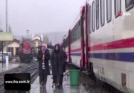 Depremzedelerin gündüz vakti vagonlarda yaşamları