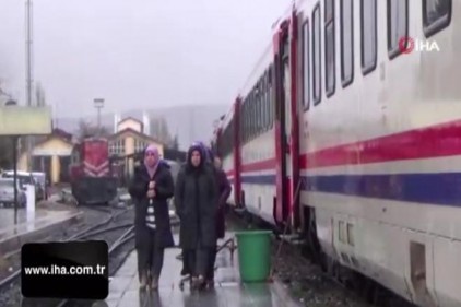 Depremzedelerin gündüz vakti vagonlarda yaşamları