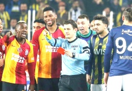 Derbide kartlar havada uçuşuyor