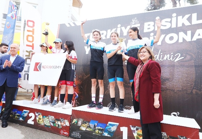 Derece alan isimler kupa ve madalyalarına kavuştu