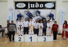 Dereceye giren judoculara madalyaları verildi 