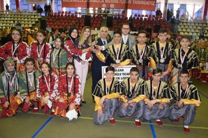 Dereceye giren okullar ödüllerine kavuştu