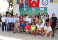Dereceye giren tenisçilere kupaları törenle verildi