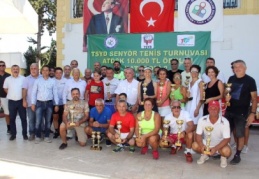 Dereceye giren tenisçilere kupaları törenle verildi