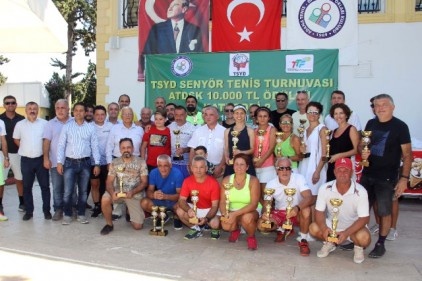 Dereceye giren tenisçilere kupaları törenle verildi
