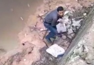 Dereye düşen kediyi kurtardı