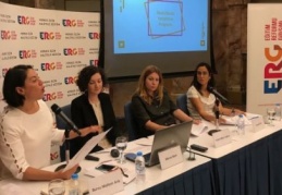 Ders kitaplarında kadınlar edilgen erkekler ise erdemli gösteriliyor 